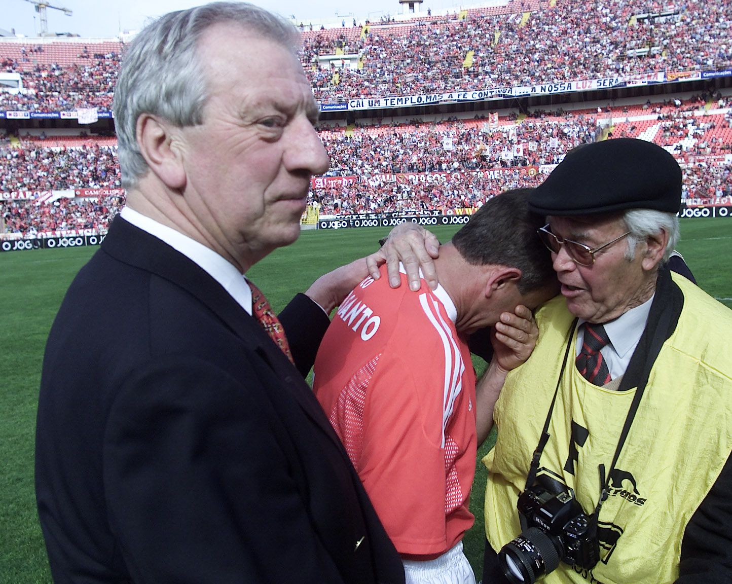 John Mortimore e Nené (muito emocionado) — Foto: A BOLA