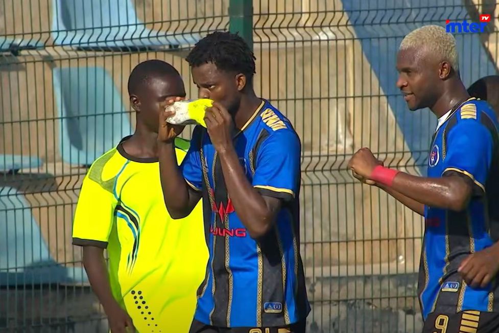 Dos Santos faz a festa do golo dos polícias