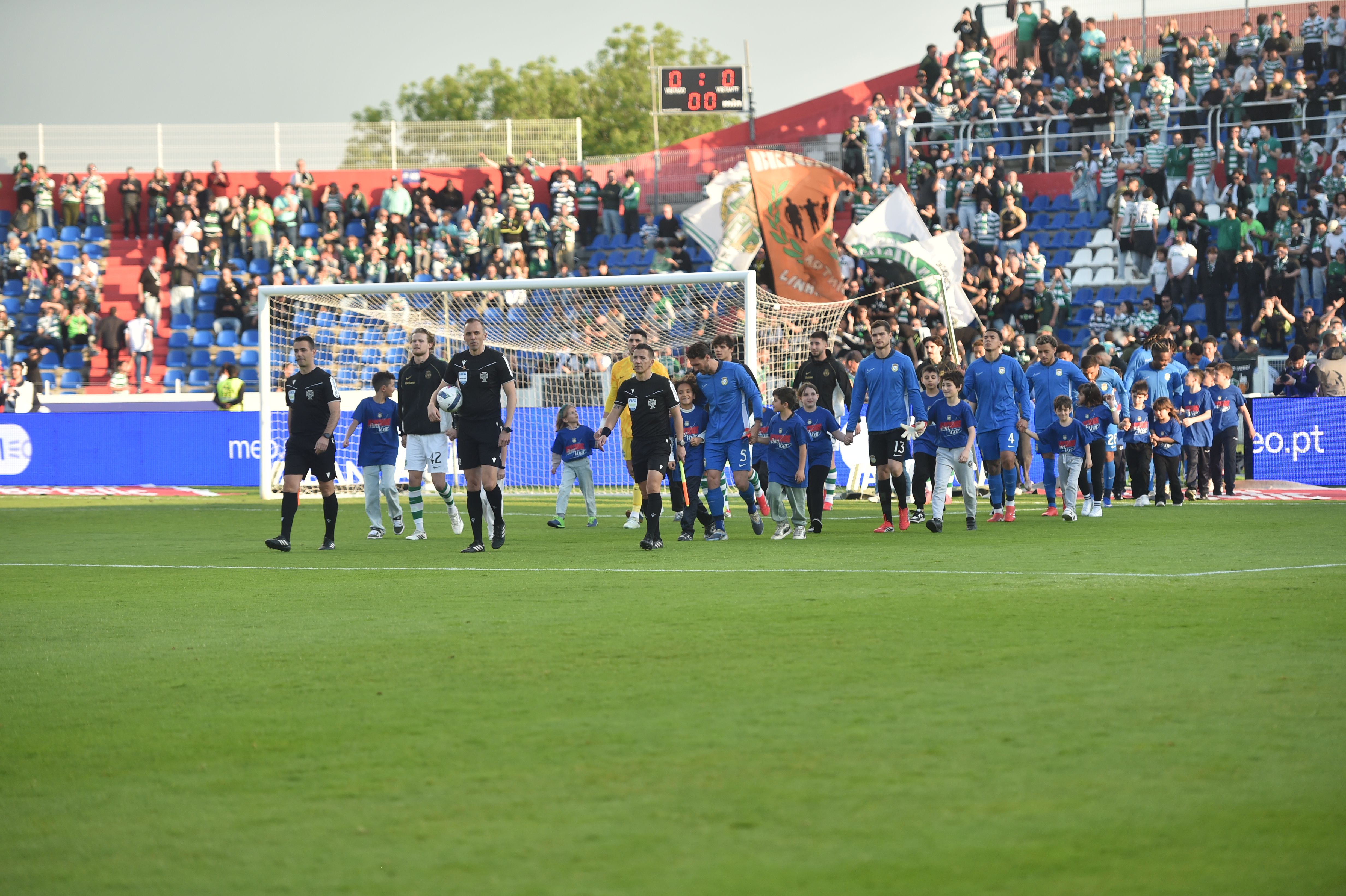 Entrada das equipas em campo - Foto: Miguel Nunes