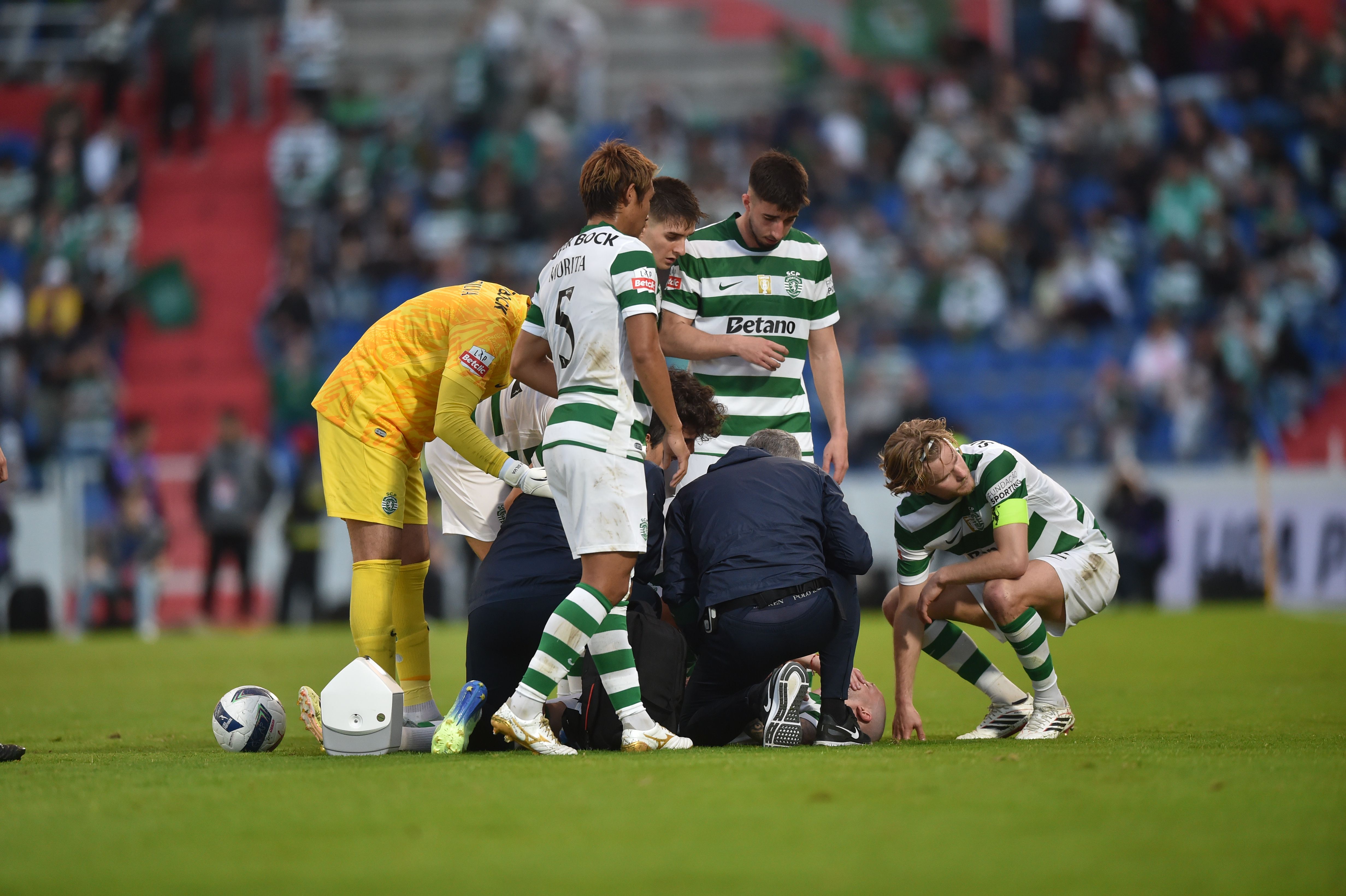 Azar voltou a bater à porta de Nuno Santos, que saiu lesionado em Alverca - Foto: Miguel Nunes