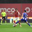 Grillitsch foge a Gabri Veiga no jogo entre o SC Braga e o FC Porto - Foto: Rogério Ferreira/Kapta+