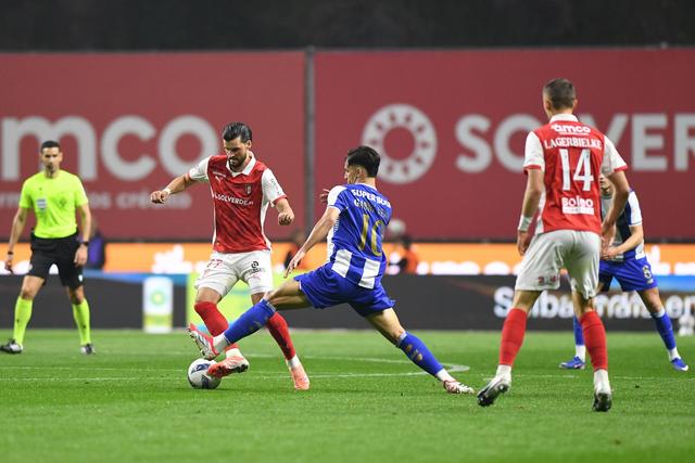 Grillitsch foge a Gabri Veiga no jogo entre o SC Braga e o FC Porto - Foto: Rogério Ferreira/Kapta+