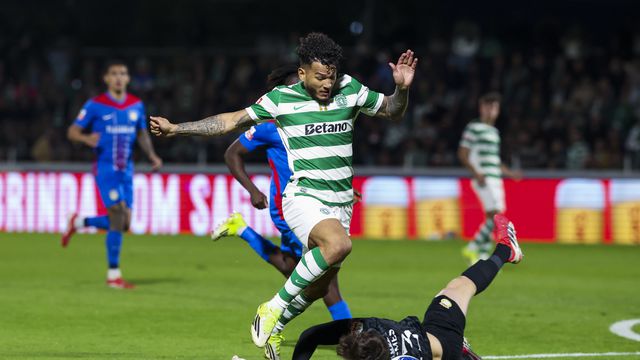 Luis Suárez, avançado do Sporting, no lance com André Gomes - Foto: LUSA
