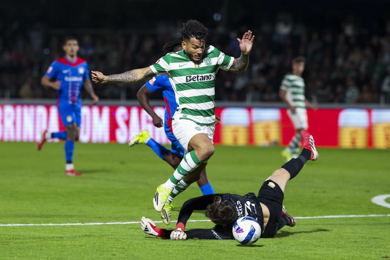 Luis Suárez, avançado do Sporting, no lance com André Gomes - Foto: LUSA