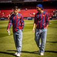 Jogadores do Barcelona surpreendem com camisolas retro de Ronaldinho