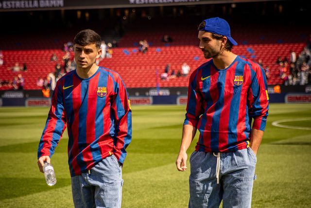 Jogadores do Barcelona surpreendem com camisolas retro de Ronaldinho