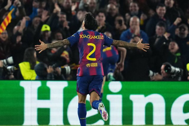 João Cancelo a festejar o único golo do Barça ao Rayo, de Araújo, assistido por si