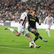 Fenerbahçe sofre empate nos descontos e Galatasaray sorri
