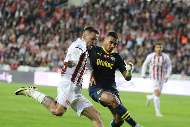 Fenerbahçe sofre empate nos descontos e Galatasaray sorri