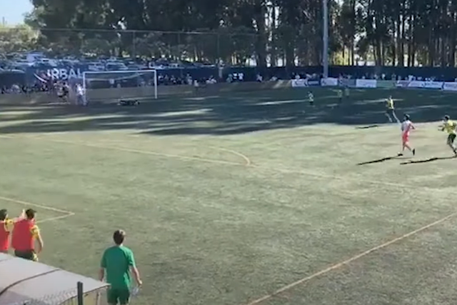 VÍDEO: adepto invade relvado e agride guarda-redes na Distrital de Aveiro