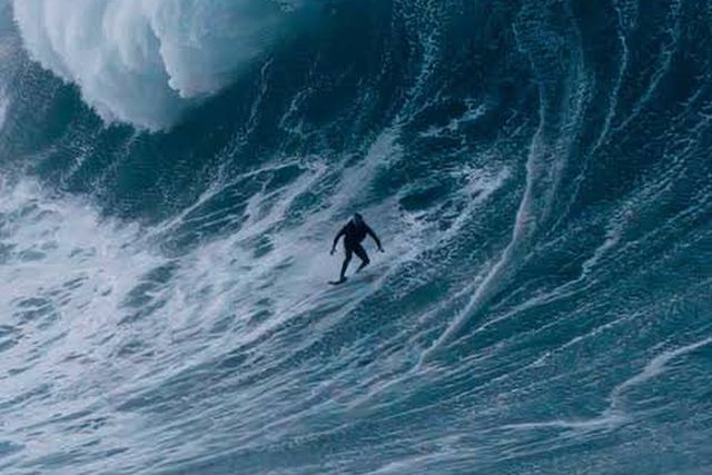 Recorde? Sebastian Steudtner diz ter surfado onda de 28,57 metros na Nazaré