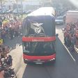 Autocarro do Benfica recebido em festa mas houve pedidos de demissão para Roger Schmidt