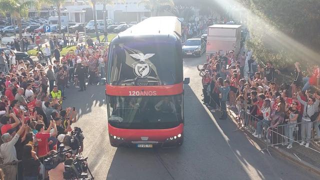 Autocarro do Benfica recebido em festa mas houve pedidos de demissão para Roger Schmidt