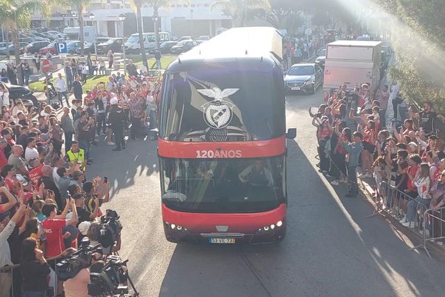 Autocarro do Benfica recebido em festa mas houve pedidos de demissão para Roger Schmidt