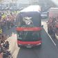 Autocarro do Benfica recebido em festa mas houve pedidos de demissão para Roger Schmidt