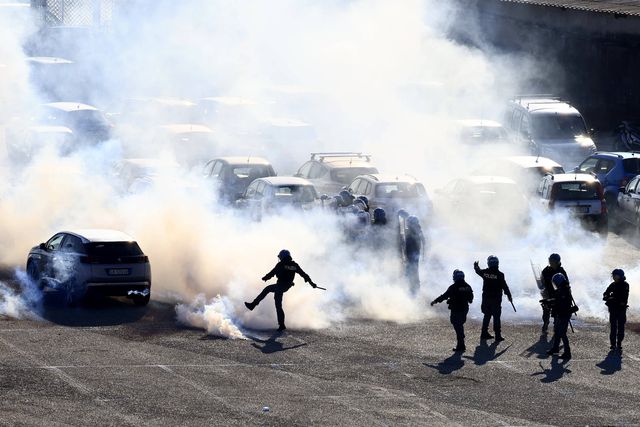 Polícias feridos durante confrontos entre claques de Fiorentina e Salernitana