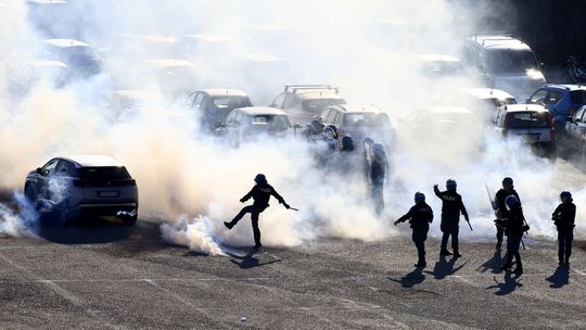 Polícias feridos durante confrontos entre claques de Fiorentina e Salernitana