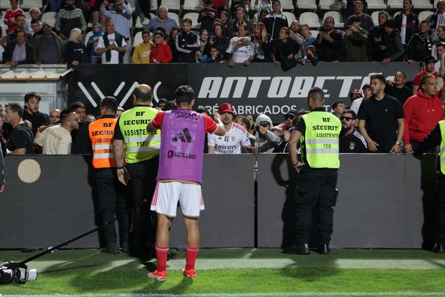 Ambiente ferveu e jogadores e Roger Schmidt foram insultados no final do jogo