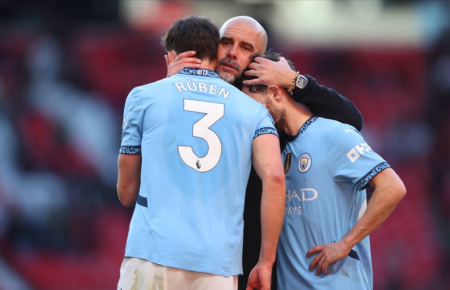 Pep Guardiola a abraçar Rúben Dias e Bernardo Silva no Manchester City