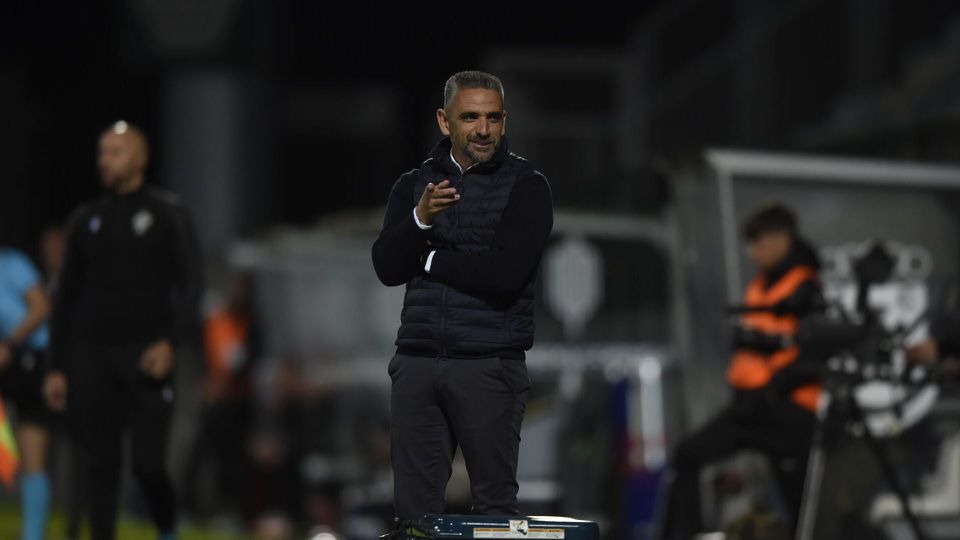 Rui Borges sorri durante o encontro em Paços de Ferreira, contra o Rio Ave