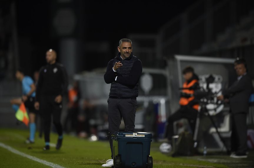 Rui Borges sorri durante o encontro em Paços de Ferreira, contra o Rio Ave