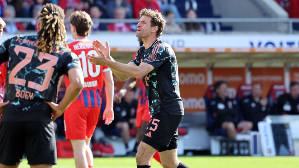 Thomas Muller a motivar os seus colegas de equipa na goleada do Bayern
