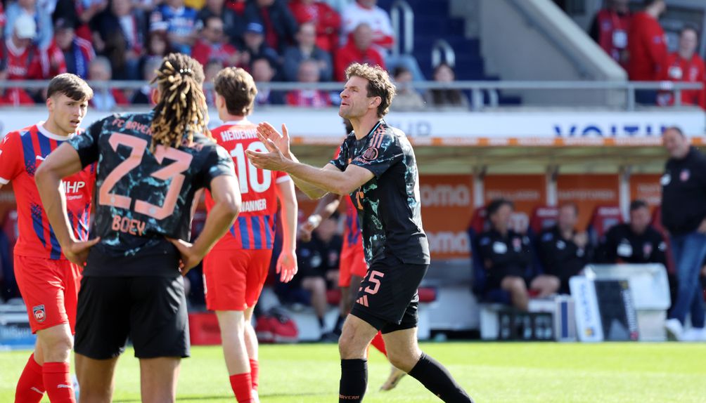 Thomas Muller a motivar os seus colegas de equipa na goleada do Bayern