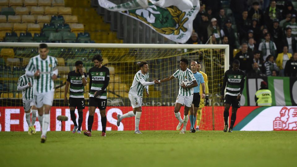 André Luiz celebra golo marcado ao Sporting, com Clayton, que assistiu o tento