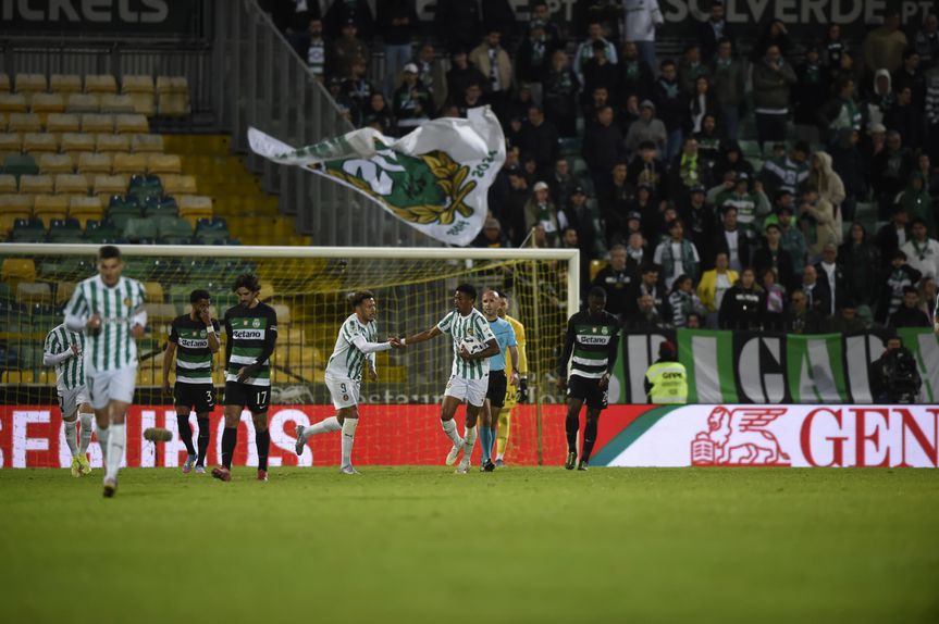 André Luiz celebra golo marcado ao Sporting, com Clayton, que assistiu o tento