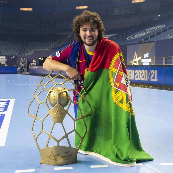 Luís Frade com o troféu da Champions, que já venceu três vezes no Barcelona