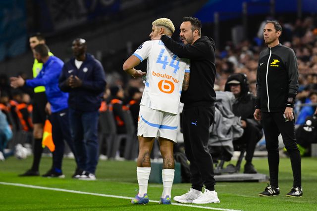 Roberto De Zerbi a falar com um jogador do Marselha no Vélodrome