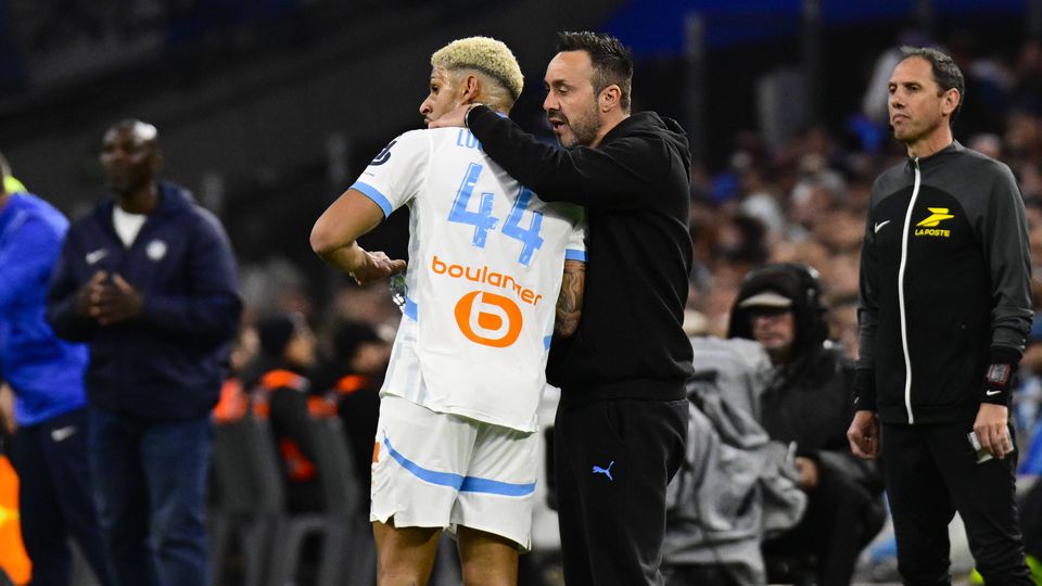 Roberto De Zerbi a falar com um jogador do Marselha no Vélodrome