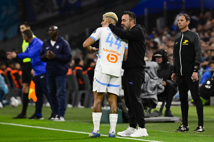 Roberto De Zerbi a falar com um jogador do Marselha no Vélodrome