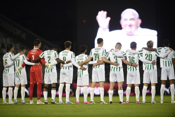 Rio Ave respeita um minuto de silêncio em memória do Papa Francisco, antes do jogo da Taça de Portugal com o Sporting (foto: Grafislab)