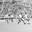 Vicente e Pelé em duelo no Portugal-Brasill (1-0) de 1963, no Estádio Nacional. FOTO A BOLA