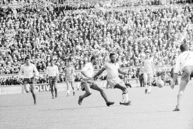 Vicente e Pelé em duelo no Portugal-Brasill (1-0) de 1963, no Estádio Nacional. FOTO A BOLA