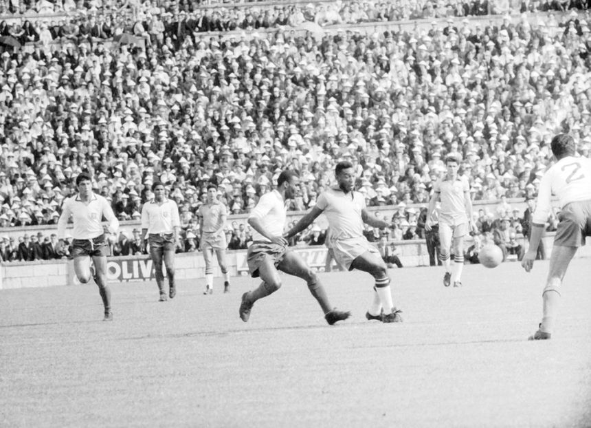 Vicente e Pelé em duelo no Portugal-Brasill (1-0) de 1963, no Estádio Nacional. FOTO A BOLA