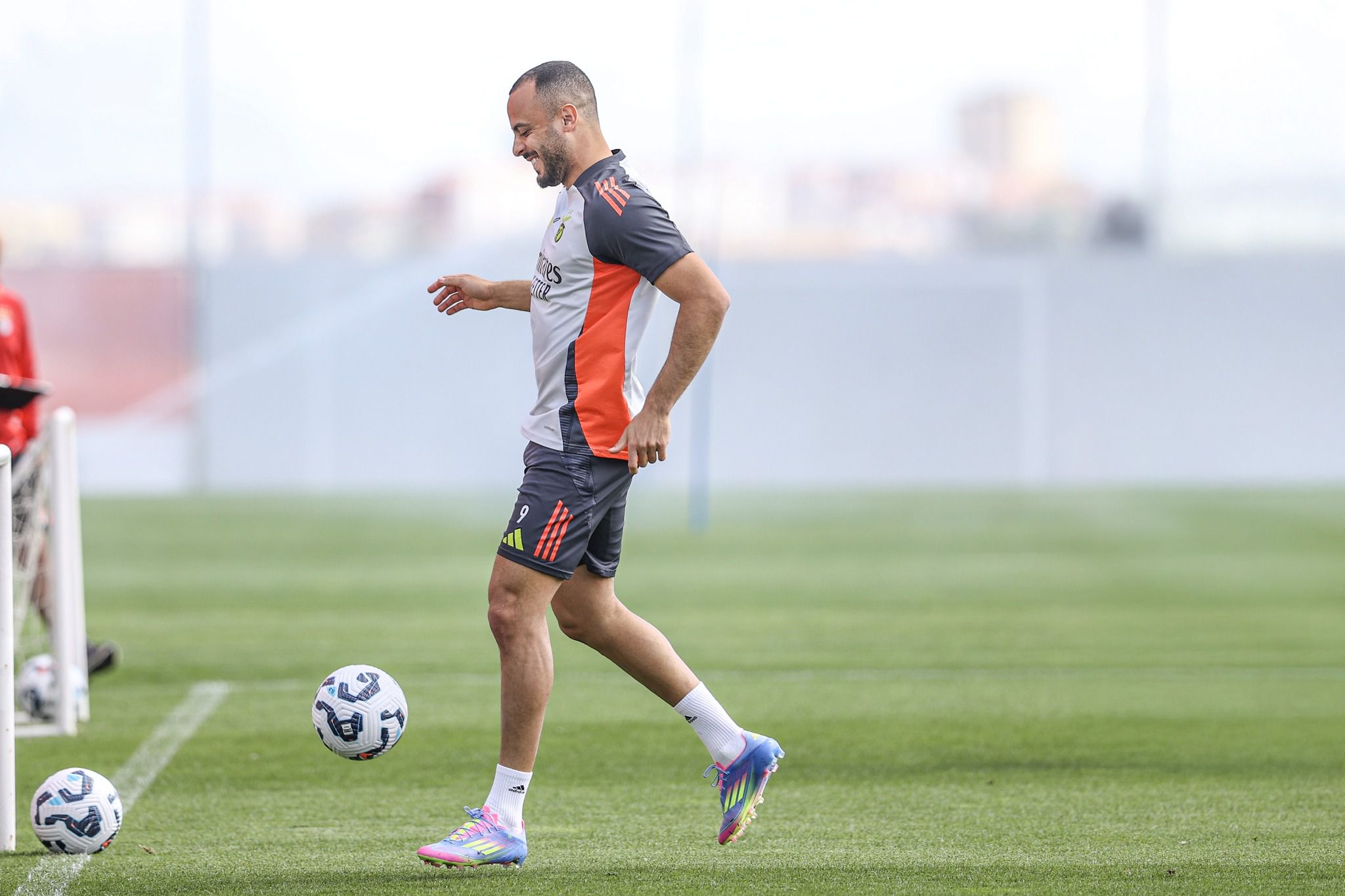 Arthur Cabral e Tomás Araújo entre sorrisos no treino antes do jogo com o Tirsense (com fotos)