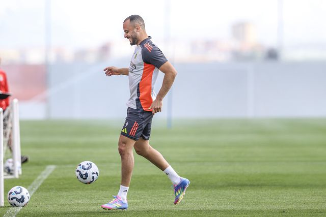 Arthur Cabral no último treino do Benfica antes do jogo com o Tirsense