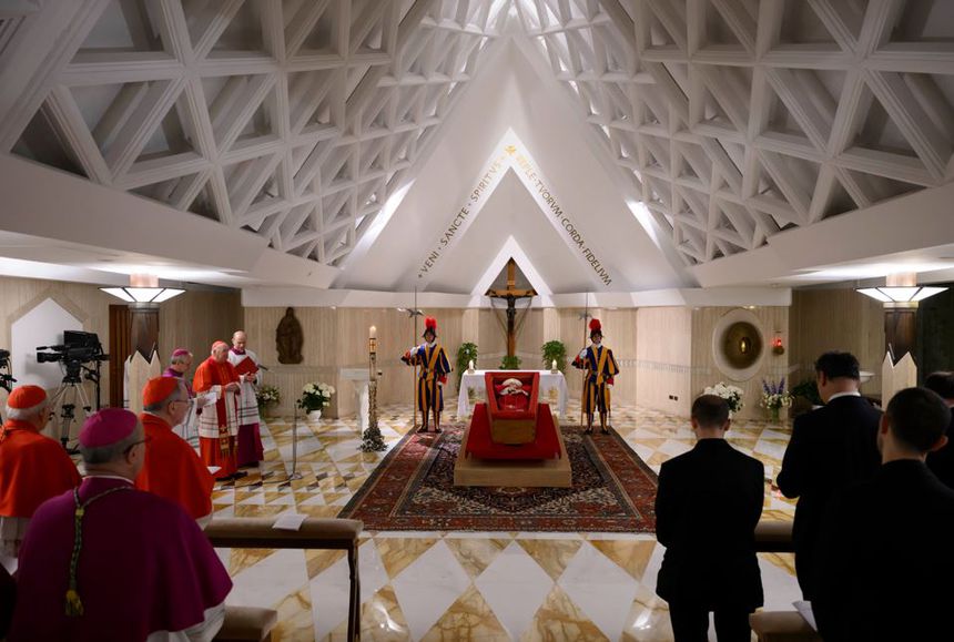 Francisco no caixão na capela da Casa Santa Marta