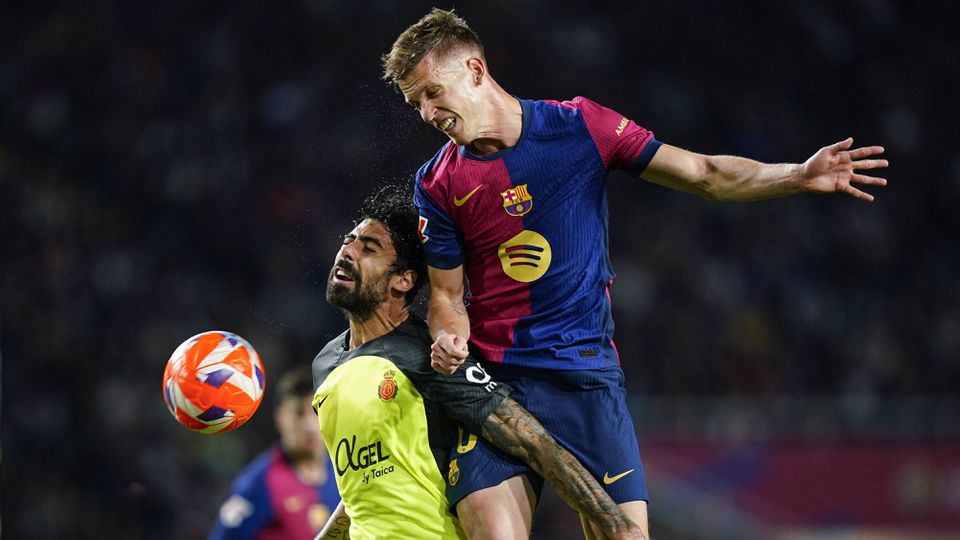 Sani Olmo disputa uma bola aérea com Samu Costa