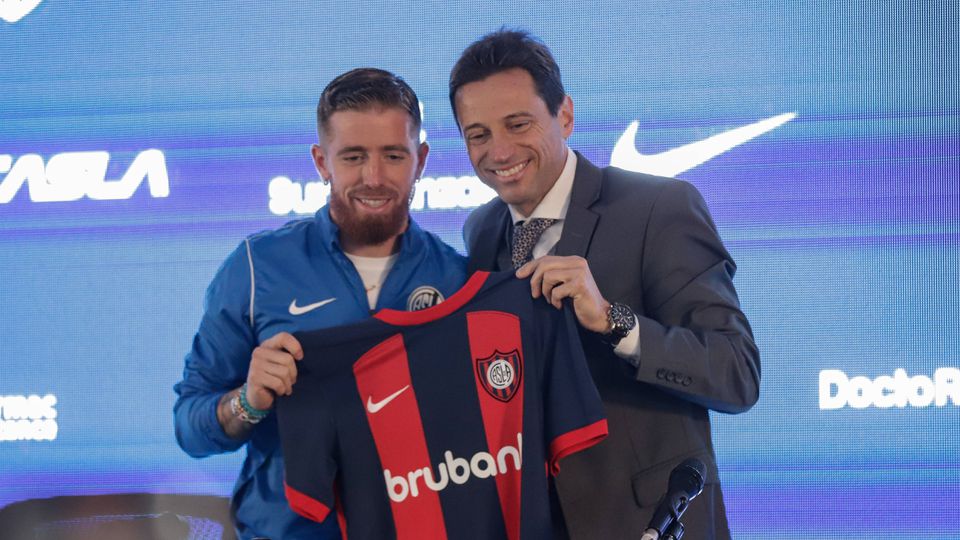 Marcelo Moretti, presidente do San Lorenzo, a assinar Muniain