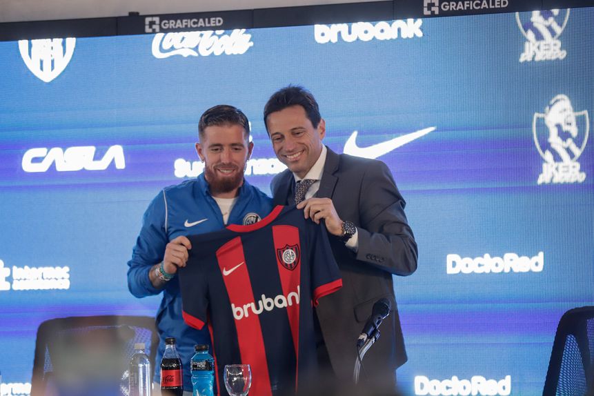 Marcelo Moretti, presidente do San Lorenzo, a assinar Muniain