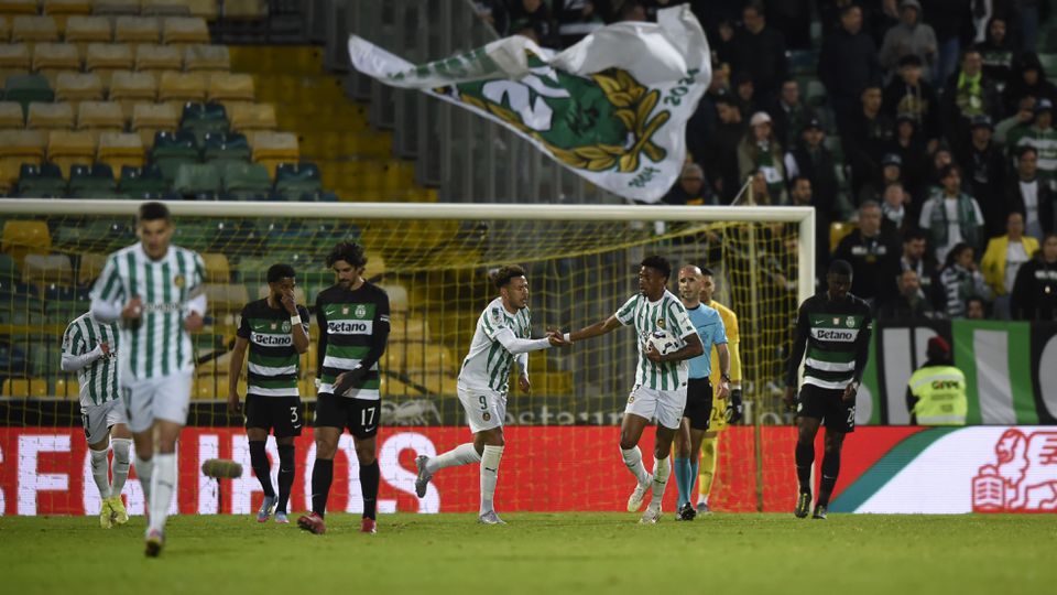 André Luiz com a bola debaixo do braço depois de ter marcado
