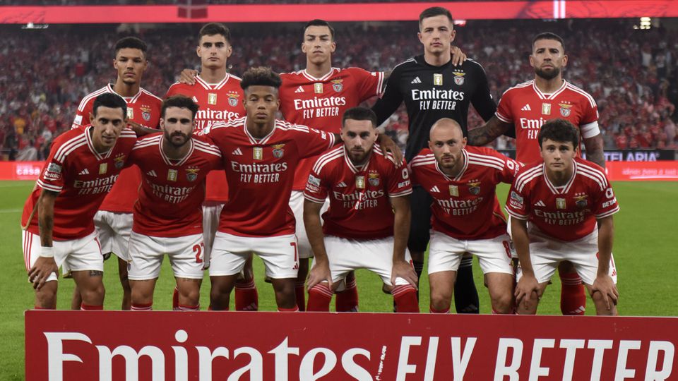 Equipa do Benfica em setembro de 2023, com os cinco jogadores cedidos ao Euro 2024: Trubin, Bah, António Silva, João Neves e Kokçu  (Foto: Sérgio Santos)