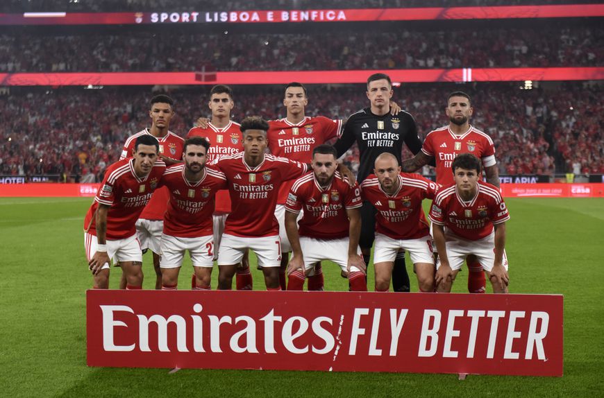 Equipa do Benfica em setembro de 2023, com os cinco jogadores cedidos ao Euro 2024: Trubin, Bah, António Silva, João Neves e Kokçu  (Foto: Sérgio Santos)