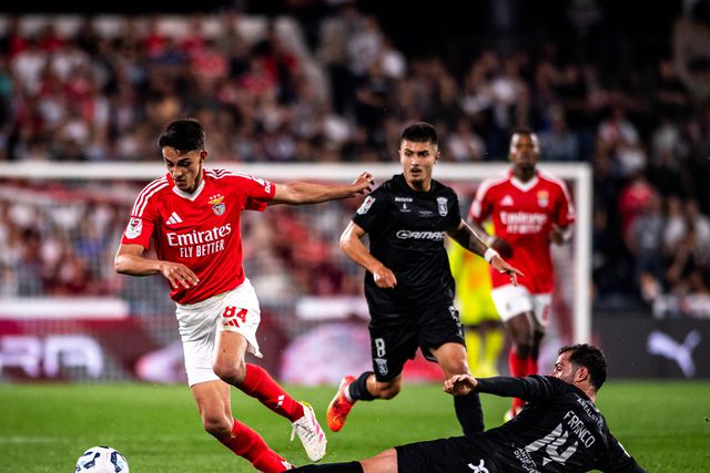 João Rego, do Benfica, tenta passar por Franco, do Tirsense, que em carrinho não consegue travar a marcha do encarnado. Na primeira mão dos quartos de final da Taça de Portugal, os encarnados golearam, por 5-0