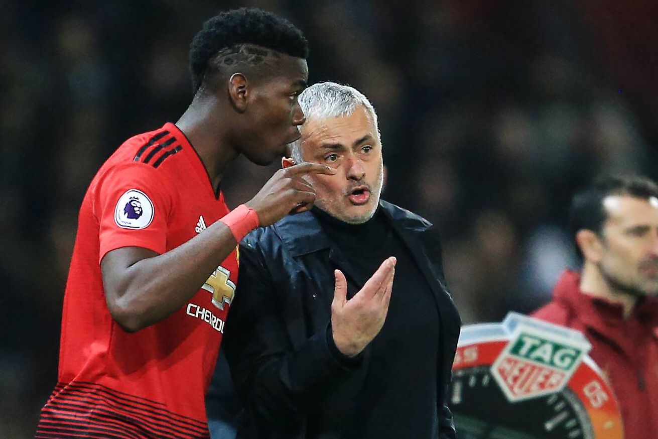 José Mourinho conversa com Pogba no Manchester United
