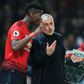José Mourinho conversa com Pogba no Manchester United