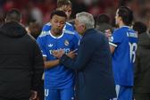 José Mourinho a falar com Kylian Mbappé - Foto: Miguel Nunes